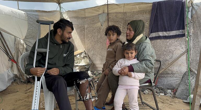 السيدة هاجر عابد الموظفة في وكالة الأونروا في غزة، مع أسرتها.